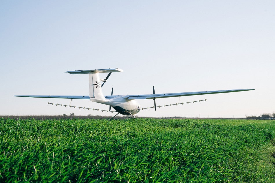 dron pelican spray realizando una fumigacion en un campo agricola