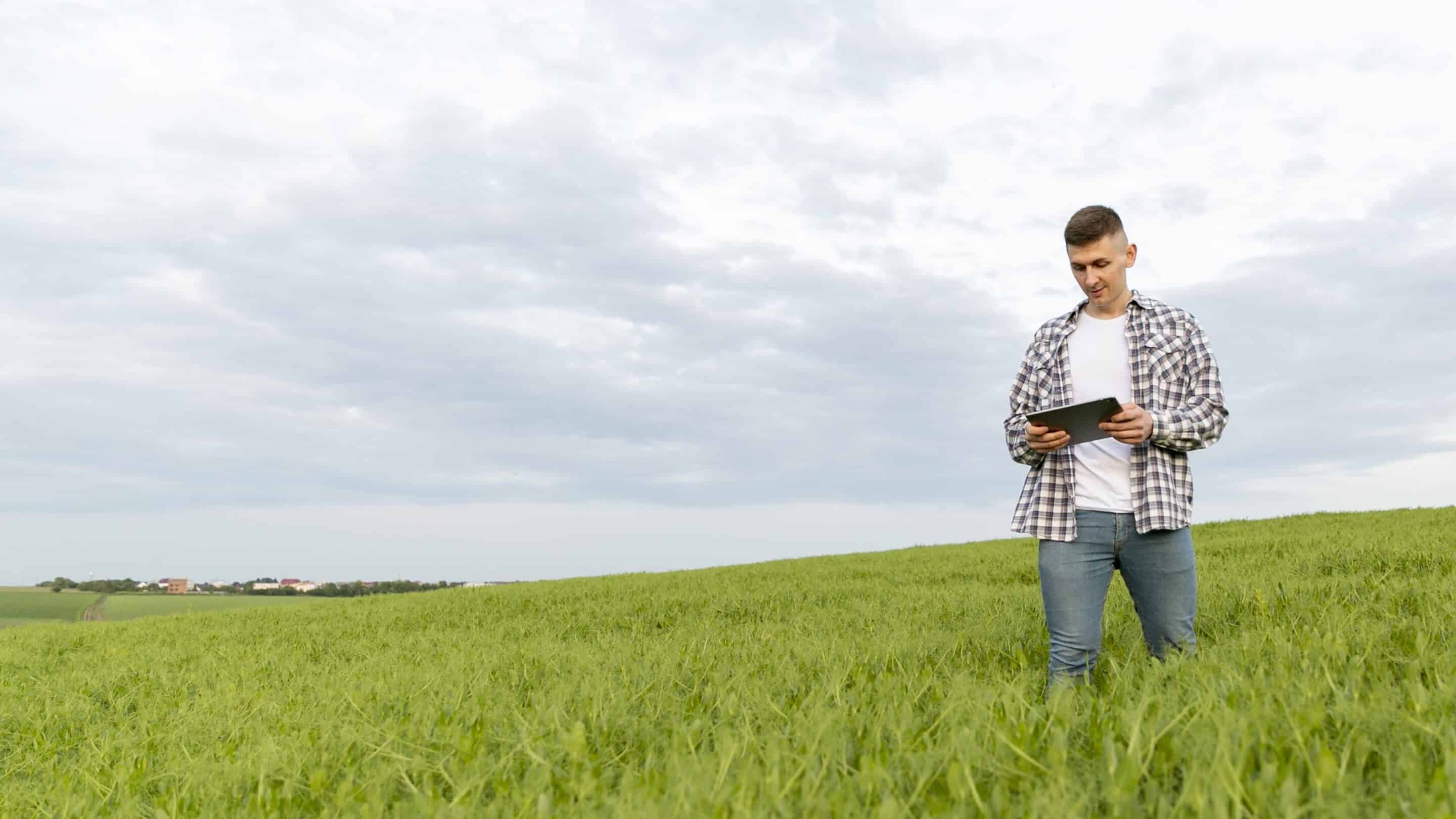 fotografia de hombre manjenado un dron agricola desde su tableta