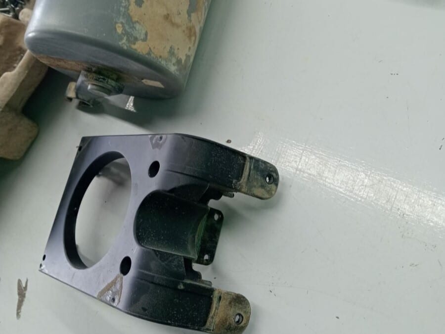 Pieza dañada de dron agrícola DJI sobre mesa de trabajo, lista para diagnóstico dentro del servicio de reparación de drones.