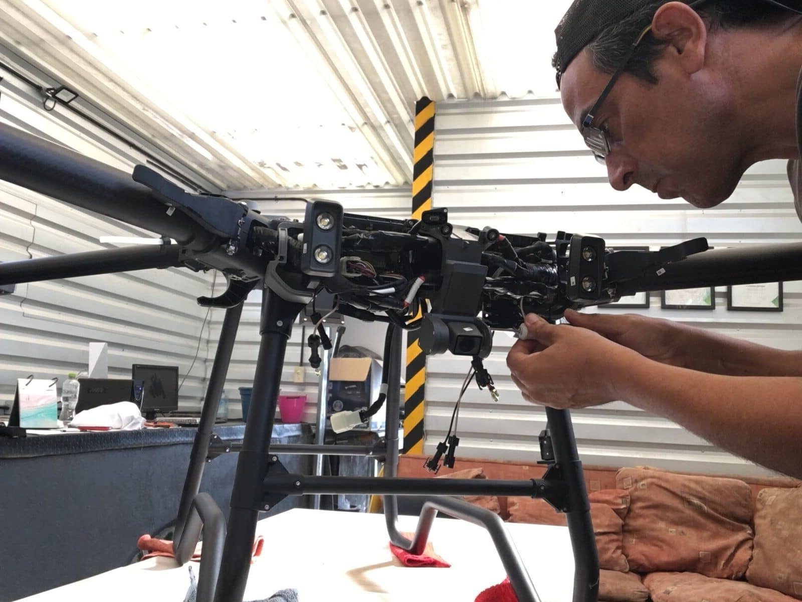 fotografia de ingeniero especialzado reparando un dron dji en un taller de reparación