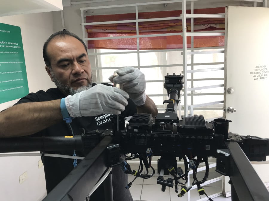 ingeniero especializado realizando una reparacion de un dron DJI Puebla