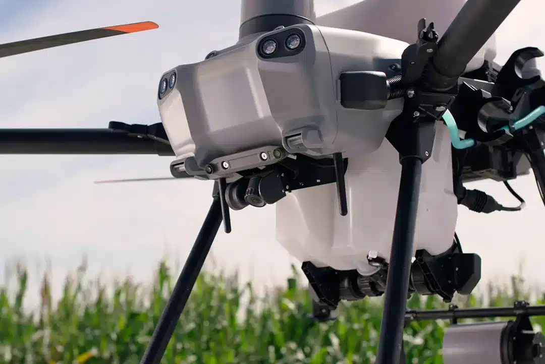 foto detalle del DJI Agras t50 con un campo de cultivo en segundo plano