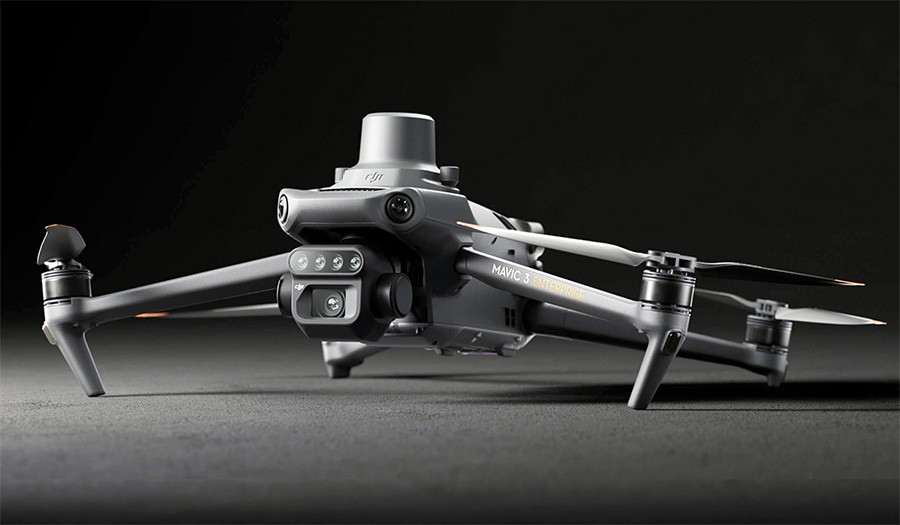fotografia promocional profesional de Mavic 3M con un fondo negro profesional