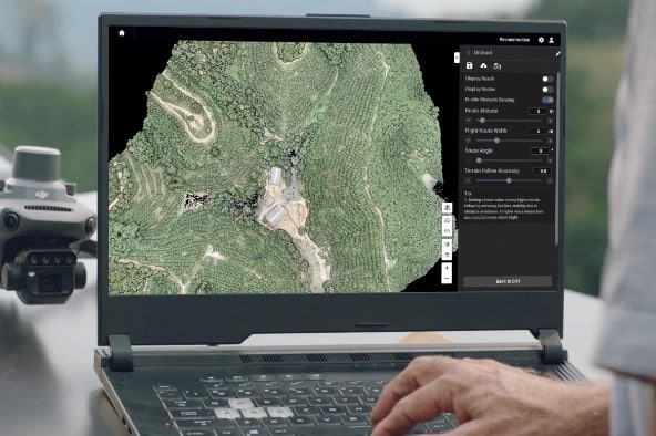 imagenes de cartografia en una computadora con un dji mavic 3 multiespectral en el fondo