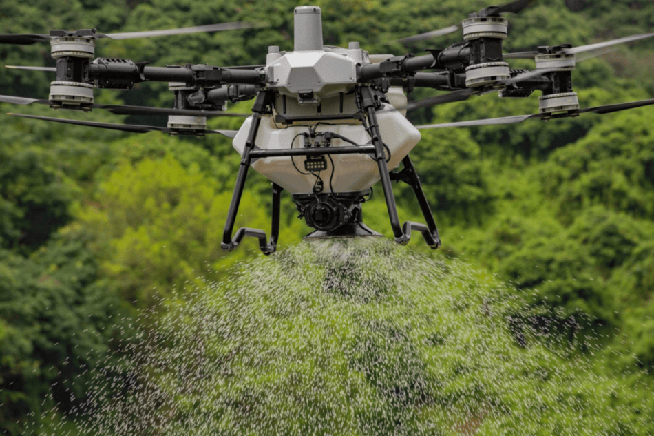dji agras t100 rociando con un bosque verde de fondo