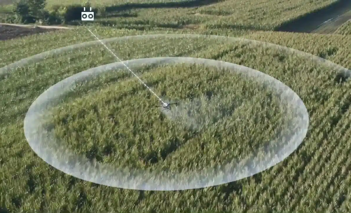 dos drones dji agras t25 fumigando un campo de cultivo
