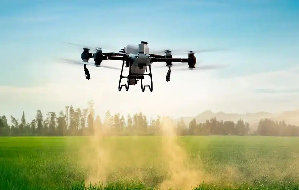 dji t50 fumigando al aire libre