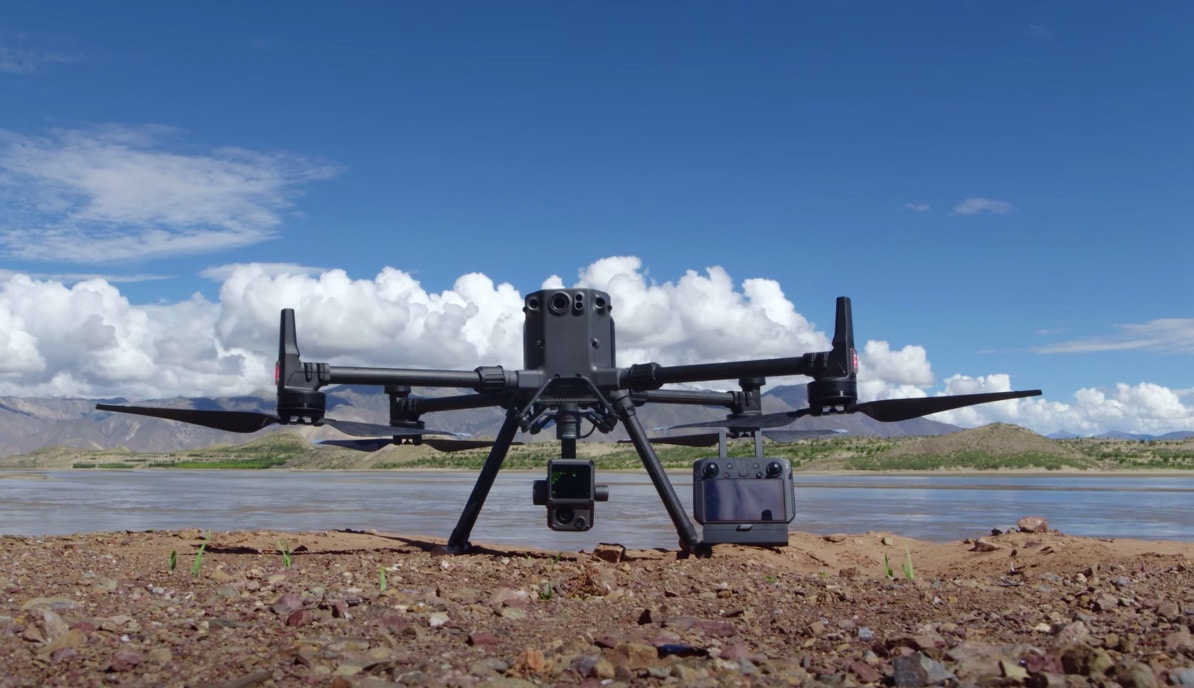 modelo matrice 350 RTK sobre un terrenno arenoso y lago en el fondo