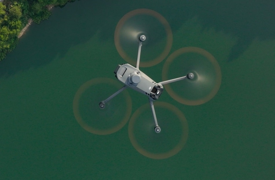 dji mavic 3 multiespectral volando sobre lago color verdoso
